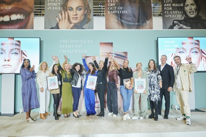 Gruppenfoto von Frauen und Männer, die teilweise eine Urkunde in den Händen halten.