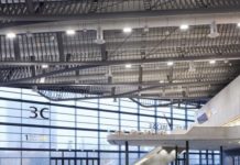 Beleuchtete Halle der Messe Nürnberg von innen.