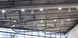 Beleuchtete Halle der Messe Nürnberg von innen.