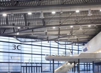 BIOFACH und VIVANESS 2023: Bio ebnet Weg für ökologische Transformation Beleuchtete Halle der Messe Nürnberg von innen.