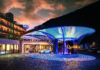 Eingangsbereich des Quellenhof-Hotels bei Nacht