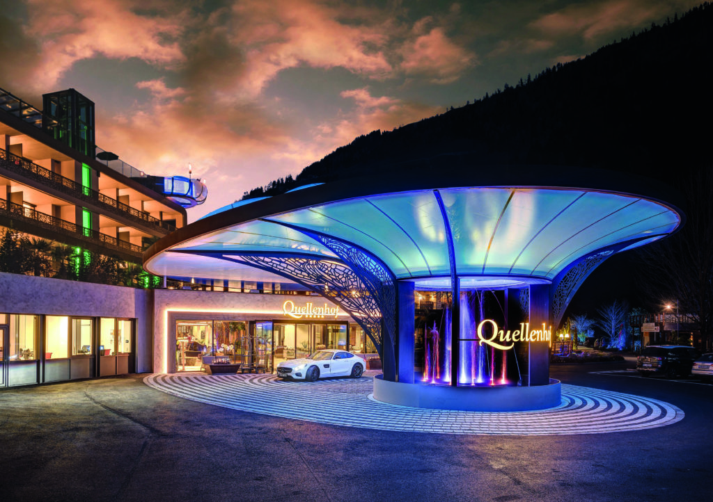 Eingangsbereich des Quellenhof-Hotels bei Nacht