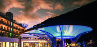 Eingangsbereich des Quellenhof-Hotels bei Nacht