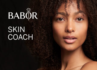Babor lanciert digitales Skin-Coaching Junge Frau blickt in die Kamera. Die Arme hat sie vor ihrem nackten Oberkörper verschränkt.