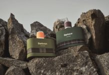 Duftflakons der Barbour-Düfte stehen auf einem Felsen, umgeben von weiteren Felsen.