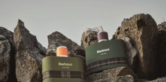 Duftflakons der Barbour-Düfte stehen auf einem Felsen, umgeben von weiteren Felsen.