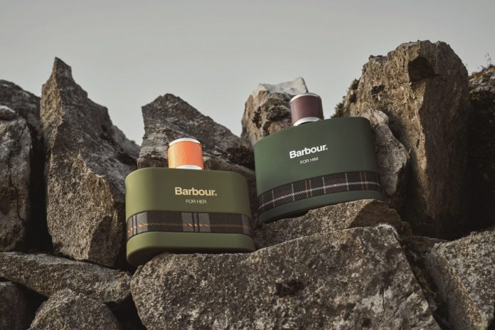 Duftflakons der Barbour-Düfte stehen auf einem Felsen, umgeben von weiteren Felsen.