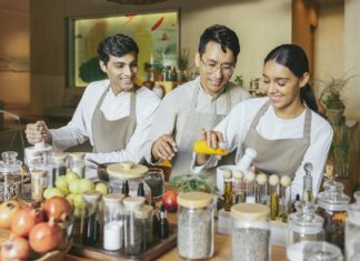 Geheimnis gegen spröde Haut und Hände im Winter Eine junge Frau und zwei junge Männer mixen aus vielen Zutaten in verschiedenen Behältnissen ein Peeling.