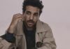 Der Schauspieler Elyas M´Barek in hellem Trenchcoat.