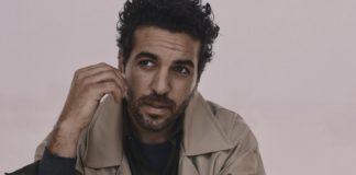 Der Schauspieler Elyas M´Barek in hellem Trenchcoat.