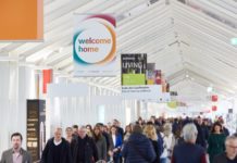 Sensationelles Comeback – Frankfurter Konsumgütermessen setzen international Maßstäbe Viele Menschen auf dem Laufband in der Frankfurter Messe.