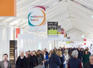 Viele Menschen auf dem Laufband in der Frankfurter Messe.