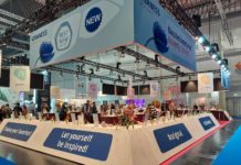Mit Tulpen verzierter Ausstellungsstand mit Fachbesuchern.