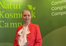 Veranstalterin Katrin Hiersche vor dem Banner des NaturKosmetikCamps