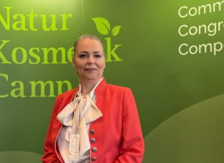 Veranstalterin Katrin Hiersche vor dem Banner des NaturKosmetikCamps