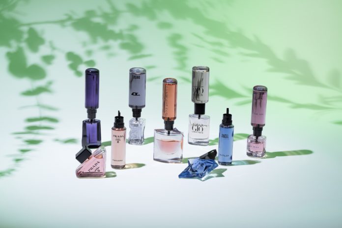 Bunte Flakons unterschiedlicher Parfummarken mit Refills.