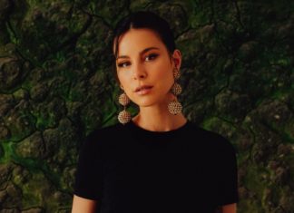 Lena Meyer-Landrut ist neuer YSL Beauty Make-up Ambassador in Deutschland Bild von Lena Meyer-Landrut mit aufgesteckten Haaren und langen Ohrgehängen.