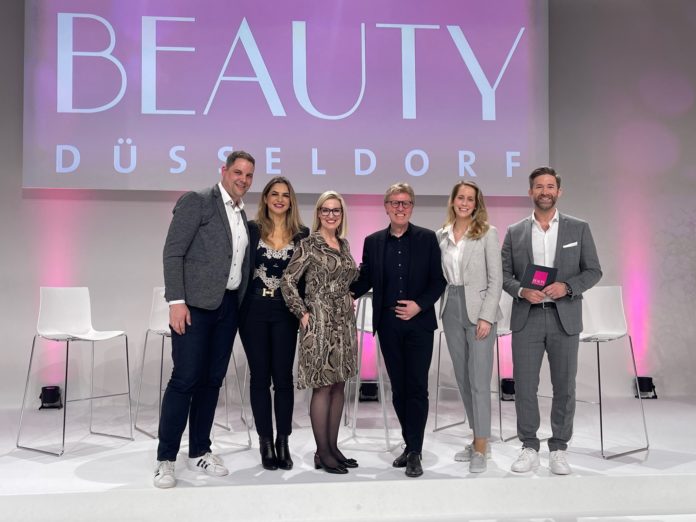 Die Mitglieder der Podiumsdiskussion, drei Frauen und drei Männer, stehen auf der Bühne