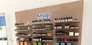 Regal einer Parfümerie, bestückt mit Produkten der Marke Aesop.