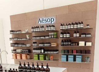 Regal einer Parfümerie, bestückt mit Produkten der Marke Aesop.