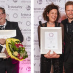 Eine eingerahmte Urkunde wird an die Ausgezeichneten übergeben. Auf dem ersten Foto zwei Männer in dunklen Anzügen, einer hält einen Blumenstrauß in der Hand. Auf dem zweiten Foto eine Frau und zwei Männer. Festlich gekleidet. Die Frau hält die Auszeichnung in ihren Händen.
