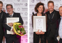 Eine eingerahmte Urkunde wird an die Ausgezeichneten übergeben. Auf dem ersten Foto zwei Männer in dunklen Anzügen, einer hält einen Blumenstrauß in der Hand. Auf dem zweiten Foto eine Frau und zwei Männer. Festlich gekleidet. Die Frau hält die Auszeichnung in ihren Händen.