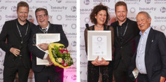 Eine eingerahmte Urkunde wird an die Ausgezeichneten übergeben. Auf dem ersten Foto zwei Männer in dunklen Anzügen, einer hält einen Blumenstrauß in der Hand. Auf dem zweiten Foto eine Frau und zwei Männer. Festlich gekleidet. Die Frau hält die Auszeichnung in ihren Händen.