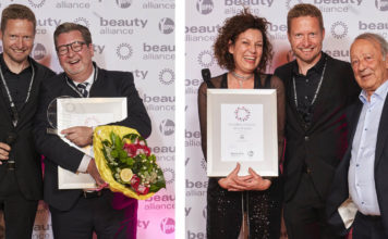 Eine eingerahmte Urkunde wird an die Ausgezeichneten übergeben. Auf dem ersten Foto zwei Männer in dunklen Anzügen, einer hält einen Blumenstrauß in der Hand. Auf dem zweiten Foto eine Frau und zwei Männer. Festlich gekleidet. Die Frau hält die Auszeichnung in ihren Händen.