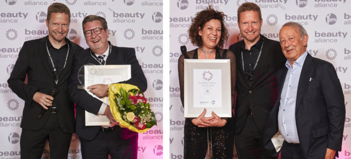 Eine eingerahmte Urkunde wird an die Ausgezeichneten übergeben. Auf dem ersten Foto zwei Männer in dunklen Anzügen, einer hält einen Blumenstrauß in der Hand. Auf dem zweiten Foto eine Frau und zwei Männer. Festlich gekleidet. Die Frau hält die Auszeichnung in ihren Händen.