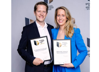 Zwei German Brand Awards an Dr. med. Christine Schrammek Kosmetik Ein Mann im dunklen Anzug und eine Frau im blauen Anzug halten jeweils eine gerahmte Urkunde in ihren Händen.