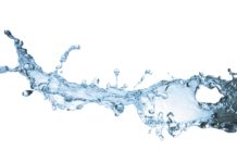 Blauer Wasserstrahl mit weißem Hintergrund