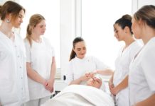 beast macht Schule Mehrere Schülerinnen in weißen Kitteln bei der praktischen Ausbildung.