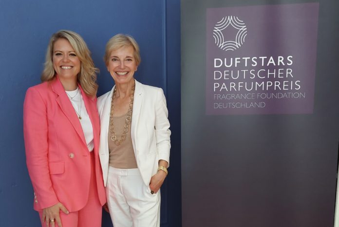 Zwei Frauen stehen neben dem Banner des Duftstars.