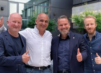 Gesellschafterwechsel bei der NOBILIS GROUP in Wiesbaden Vier Männer in Geschäftskleidung stehen Seite an Seite und recken die Daumen in die Höhe.