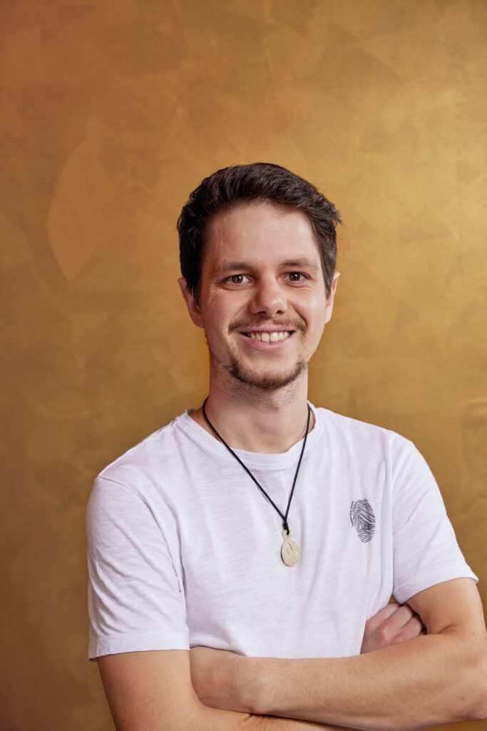 Philipp Schleicher ist diplomierter, akademischer Kinesiologe der ÖAKG (Österreichische Akademie für Kinesiologie und Gesundheit), Energetiker und Yogalehrer. (Foto: Michael Huber)