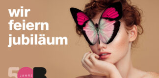 Das Plakat zum 50jährigen Firmenjubiläum, zeigt Gesicht und Schultern einer jungen Frau. Mitten im Gesicht sitzt ein großer Schmetterlin, der ihre Augen und einen Teil der Stirn verdeckt.