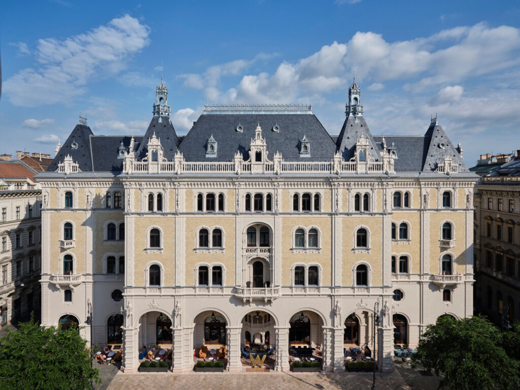 Im historischen Drechsler-Palast will sich das W Budapest mit visionärem Design, vielseitiger Gastronomie und seinem Social Spirit als neues Herzstück der Stadt etablieren
(© Marriott International)