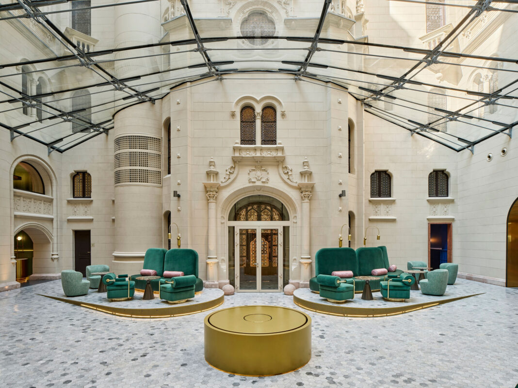Ein markanter Stilmix in Ungarns historischer Hauptstadt: W Hotels präsentiert die Eröffnung des W Budapest (Foto: © Marriott International)