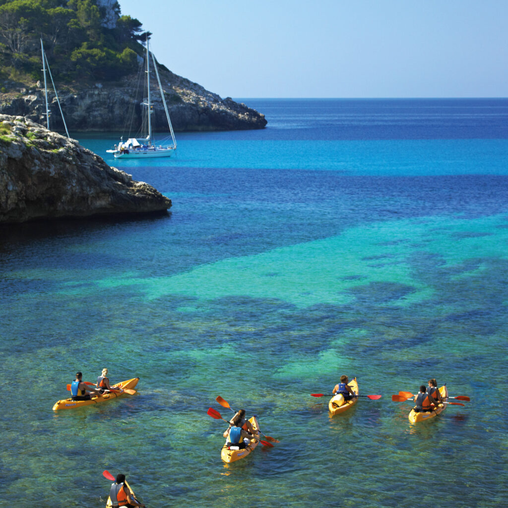 Kanutour - Meereshöhlen, erstaunliche Steilküsten, beeindruckende natürliche Brücken und glasklares Wasser – Kanufahren ist auf Menorca ein Erlebnis (Foto: ArxiuAETIB)