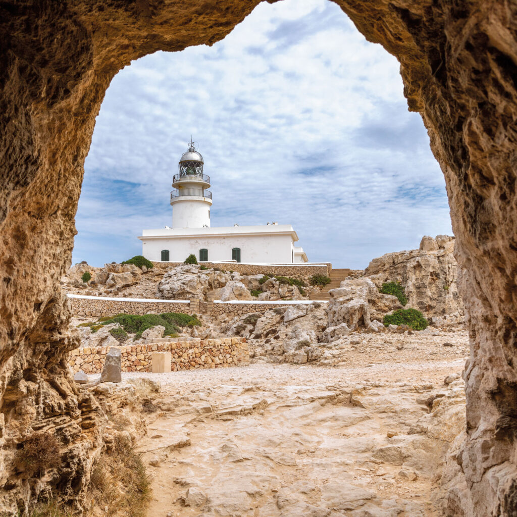 Den nördlichsten Punkt der Insel markiert der Leuchtturm Faro de Cavalleria. Er ist 15 Meter hoch und steht auf einer knapp 100 Meter hohen Landzunge. (Foto: iStock-Artem-Bolshakov)