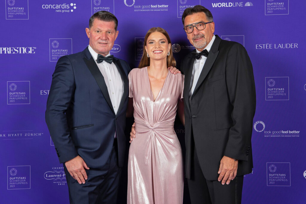 Herzliche Begrüssung Die Organisatoren Andreas Amann (rechts) und Hansruedi Studler mit Moderatorin Lynn Grütter, die charmant und sympathisch durch den Gala-Abend führte