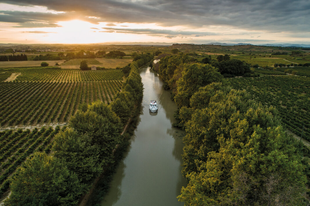 Urlaub auf dem Kanal Mit dem Hausboot kommt man zu Orten, die man auf dem Landweg nicht unbedingt erreichen würde – und erlebt eine ganz andere Perspektive. (Foto: Holger Leue)