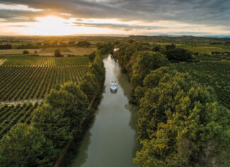 Urlaub auf dem Kanal Mit dem Hausboot kommt man zu Orten, die man auf dem Landweg nicht unbedingt erreichen würde – und erlebt eine ganz andere Perspektive. (Foto: Holger Leue)