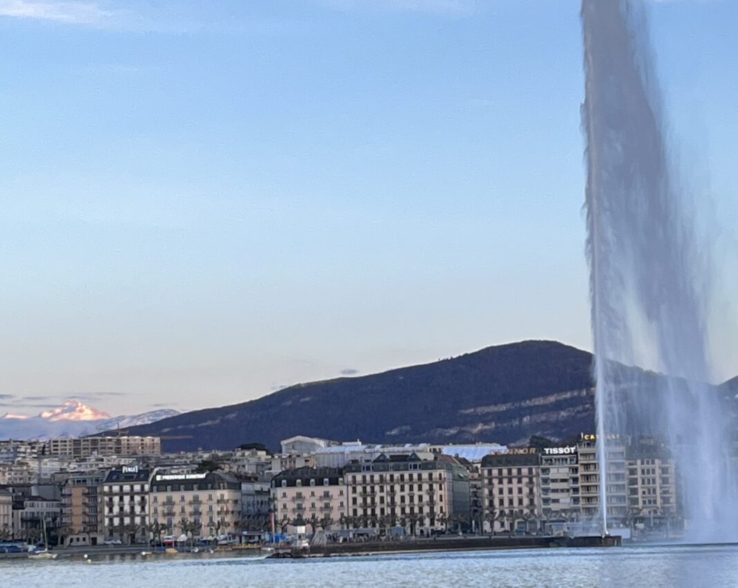 Metropole von Genf mit Fontäne im Vordergrund