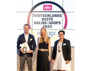 Deutschlands Beste Online-Shops – Award für baslerbeauty Zwei Frauen und ein Mann, alle in schicker Kleidung blicken n die Kamera. Der Mann hält eine Auszeichnung in den Händen.