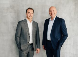 beauty alliance Deutschland verzeichnet bestes Jahresergebnis der Firmenhistorie Zwei Männer im Anzug stehen nebeneinander vor einen betonfarbenen Hintergrund und blicken in die Kamera.