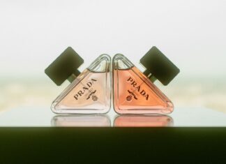 Dufterlebnis im Düsseldorfer Rheinturm Zwei dreieckige gegeneinander gestellte Flakons, vor einem Fenster mit Blick von oben auf Düsseldorf