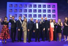 Die Düfte des Jahres Damen und Herren in festlicher Kleidung auf lila Teppich bei der Preisverleihung.