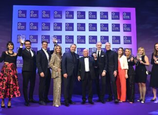 Die Düfte des Jahres Damen und Herren in festlicher Kleidung auf lila Teppich bei der Preisverleihung.