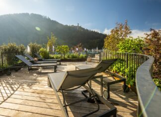 Sonnenbeschienene Terrasse mit Liegestühlen.